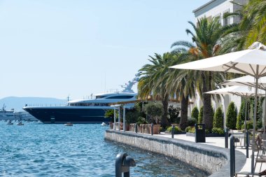 Lüks Tivat tatil beldesi, kıyı marinası, Karadağ limanı, zarif evler, Tivat tatil beldesi ve yüksek yeşil dağlar, Tivat, Karadağ