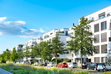 Çağdaş konut binaları, verimli yeşillik topluluğu, modern mimari ve iyi korunmuş manzara, yeni apartmanlar.