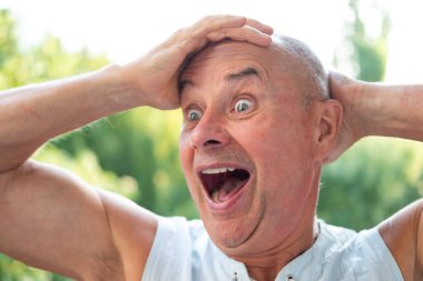 Son sınıf öğrencisi, şokdan gözleri şişti, gözleri şişti, komik yüz, akıl sağlığı, ağzı açık, ağzı açık, bulaşıcı kahkahalar