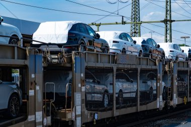 Nakliye konvoyu gıcır gıcır Porsche macan, hedeflerini bekliyor, verimli demiryolu nakliye araçları, Bebra, Almanya - 15 Ağustos 2024