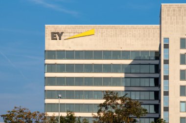 Logo Ernst ve Young çokuluslu profesyonel hizmetler, Ernst Young Global Limited şirketi, Uluslararası ticaret adı EY, Teknoloji, Frankfurt, Almanya 'da sürdürülebilir kalkınma - 1 Eylül 2024