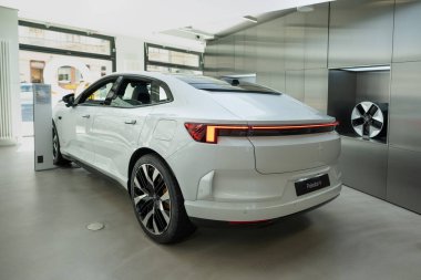 Yeni şık beyaz elektrikli Polestar 4 dikiz aynası elektrikli cip, Volvo yan kuruluşu, uzun menzilli araba, lüks, çevre dostu araç, Berlin, Almanya - 16 Ağustos 2024