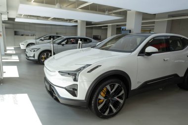 Yeni şık beyaz elektrikli Polestar 4 araba, elektrikli cip, Volvo yan kuruluşu, uzun menzilli araba, lüks çevre dostu araç, Berlin, Almanya - 16 Ağustos 2024