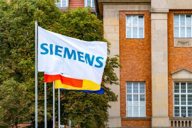 Siemens bayrağı, Alman Siemens AG ofisi, teknoloji şirketi Berlin, Almanya 'da endüstri, altyapı, ulaştırma ve sağlık hizmetlerine odaklandı - 20 Ağustos 2024