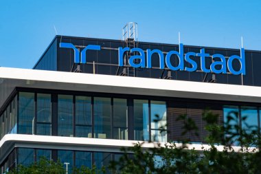 Randstad ofis binası logosu, HR hizmet sektöründe Alman küresel lideri, personel seçimi acentası, Randstad Jobs Frankfurt am Main, Almanya - 1 Eylül 2024