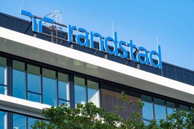 Randstad ofis binası logosu, HR hizmet sektöründe Alman küresel lideri, personel seçimi acentası, Randstad Jobs Frankfurt am Main, Almanya - 1 Eylül 2024