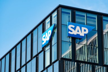 Kurumsal yapı cephesi üzerine SAP logosu, iş bölgesinde modern mimarisi olan Global yazılım şirketi merkezi, yenilikçi mühendislik, Eschborn, Almanya - 1 Eylül 2024