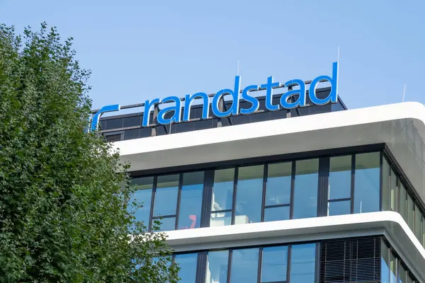 Randstad ofis binası logosu, HR hizmet sektöründe Alman küresel lideri, personel seçimi acentası, Randstad Jobs Frankfurt am Main, Almanya - 1 Eylül 2024