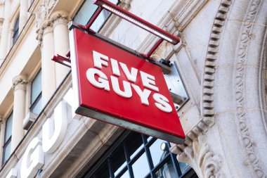 İkonik Beş Adam restoranının dış görünüşü, kırmızı işaret Beş Adam şık şehir cephesine karşı duruyor, müşterileri gelişigüzel yemek deneyiminin tadını çıkarmaya davet ediyor, Berlin, Almanya - 15 Ağustos 2024