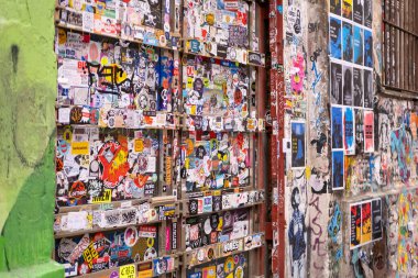 Berlin 'de berliner enternasyonal sokak sanatı, kentsel sanat, modern renkli çizimler, turistik turizm merkezi, Street Art-Ikonen - 26 Şubat 2024