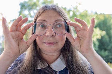 Şoktan patlayan gözleri, şişen gözleri, komik yüzü, akıl sağlığı, şaşkınlık içinde ağzı açık bir kadın.