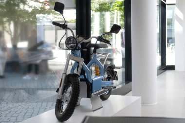 Gösterişli, gri minimalist elektrikli scooter tasarımı dokunmatik geçmişe dönük cazibe gösterimi, elektrik bisiklet deneyimi sürdürülebilir kentsel hareketlilik