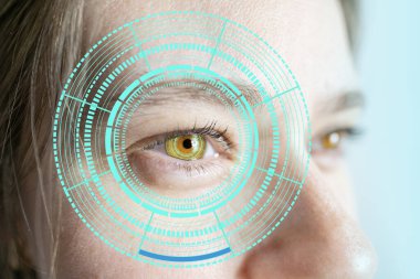 Kız 25-30 yaşlarında, yarı kadın yüzü, insan biyonik gözü, ileri teknoloji, vizyon teknolojisi, yeniden görme yetisi.