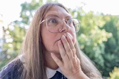 Şoktan patlayan gözleri, şişen gözleri, komik yüzü, akıl sağlığı, şaşkınlık içinde ağzı açık bir kadın.