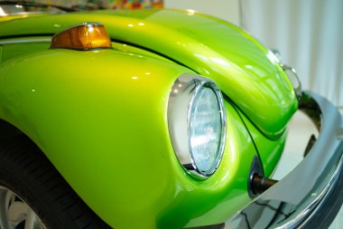 Klasik yeşil renkli Volkswagen VW Beetle Cabriolet, otomotiv nostaljisi, Berlin, Almanya 'da Iconic show Volkswagen Group Forum - 24 Nisan 2024