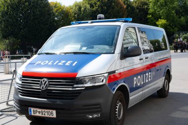 Viyana caddesinde görev yapan Avusturya polisi Volkswagen arabası, kalp şehrindeki kolluk kuvvetlerini sembolize ediyor, barış ve düzeni sağlıyor, suçları soruşturuyor, Avusturya, Viyana - 1 Ağustos 2024