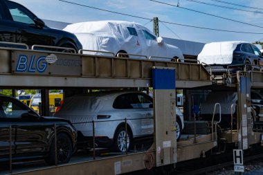 Nakliye konvoyu gıcır gıcır Porsche macan, hedeflerini bekliyor, verimli demiryolu nakliye araçları, Bebra, Almanya - 15 Ağustos 2024