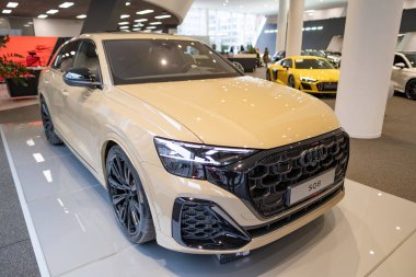 Sarı yeni stil elektrikli Audi SQ8 tüm tekerden çekişli spor geçişi K3 sınıfı, Alman Volkswagen Grubu, otomotiv endüstrisi, Frankfurt, Almanya 'da sürdürülebilir ulaşım - 4 Mart 2024