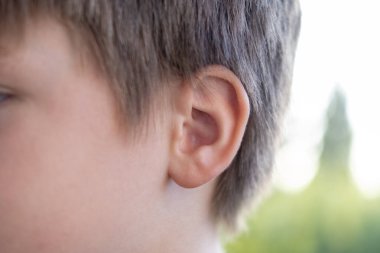 Kısmen çocuk, çocuk ağrısı, kulak iltihabı, işitme testi, konsept tedavi ve tedavi, teşhis ve tedavi, kulak sorunları, kulak ve sağlık sorunları