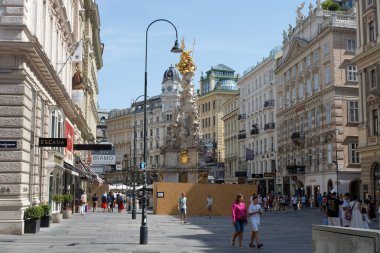 Viyana 'da Graben Caddesi, Avusturyalılar ve turistlerin gölgeli Veba Sütunları altında buluştuğu şehir merkezi, tarihi yer, Avusturya, Viyana - 1 Ağustos 2024