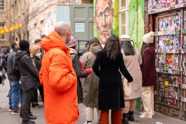 Şehri keşfeden genç turist, Streetart Berlin, kentsel sanat eserleri, modern renkli çizimler, turistik turizm eğlencesi, Berlin 'deki Street Art-Ikonen - 26 Şubat 2024