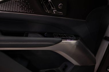 Cadillac Lyriq, premium beyaz elektrikli cip, galeride araba, markaların sergilendiği Avrupa 'da ileri teknoloji, otomotiv endüstrisi, Frankfurt, Almanya - 28 Eylül 2024      