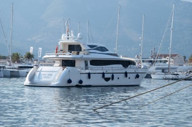 Işıldayan beyaz lüks bir yat 2007 Çuf çuf, yat motoru Marina Porto Karadağ 'da, lüks seyahat, deniz deneyimi, özel deniz tatili, Tivat, Karadağ - 5 Ağustos 2024