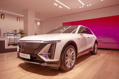 Cadillac Lyriq, premium beyaz elektrikli cip, galeride araba, markaların sergilendiği Avrupa 'da ileri teknoloji, otomotiv endüstrisi, Frankfurt, Almanya - 28 Eylül 2024      