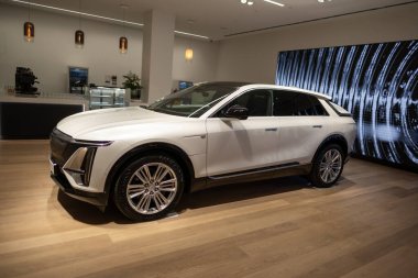 Cadillac Lyriq, premium beyaz elektrikli cip, galeride araba, markaların sergilendiği Avrupa 'da ileri teknoloji, otomotiv endüstrisi, Frankfurt, Almanya - 28 Eylül 2024      