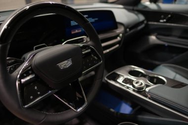 Cadillac Lyriq, premium beyaz elektrikli cip, galeride araba, markaların sergilendiği Avrupa 'da ileri teknoloji, otomotiv endüstrisi, Frankfurt, Almanya - 28 Eylül 2024      