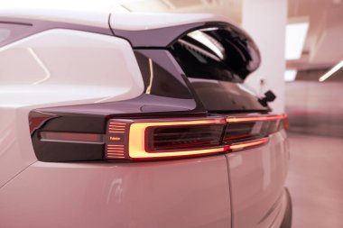 Yeni şık beyaz elektrikli Polestar 4 dikiz aynası elektrikli cip, Volvo yan kuruluşu, uzun menzilli araba, lüks, çevre dostu araç, Berlin, Almanya - 16 Ağustos 2024
