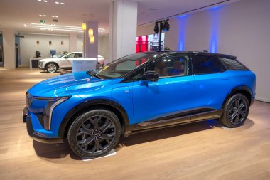 mavi Cadillac Optiq, premium elektrikli SUV General Motors sergi salonunda, lüks otomotiv endüstrisinde, gelişmiş teknoloji Avrupa 'da, Frankfurt, Almanya - 28 Eylül 2024