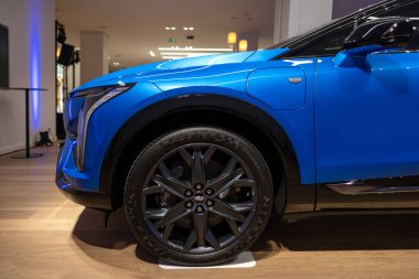 mavi Cadillac Optiq, premium elektrikli SUV General Motors sergi salonunda, lüks otomotiv endüstrisinde, gelişmiş teknoloji Avrupa 'da, Frankfurt, Almanya - 28 Eylül 2024