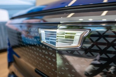 mavi Cadillac Lyriq, premium elektrikli SUV General Motors sergi salonunda, lüks otomotiv endüstrisinde, gelişmiş teknoloji Avrupa 'da, Frankfurt, Almanya - 28 Eylül 2024