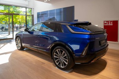 mavi Cadillac Lyriq, premium elektrikli SUV General Motors sergi salonunda, lüks otomotiv endüstrisinde, gelişmiş teknoloji Avrupa 'da, Frankfurt, Almanya - 28 Eylül 2024