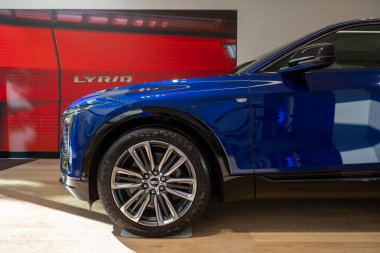 mavi Cadillac Lyriq, premium elektrikli SUV General Motors sergi salonunda, lüks otomotiv endüstrisinde, gelişmiş teknoloji Avrupa 'da, Frankfurt, Almanya - 28 Eylül 2024