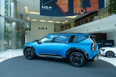Yeni mavi elektrikli Kia Niro GT-line, Güney Kore e-Niro yenilikçi elektrikli araba stüdyoda, Avrupa 'da trend EV, otomotiv endüstrisi, Frankfurt, Almanya - 28 Haziran 2024