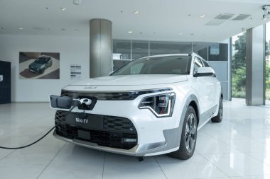 Beyaz elektrikli Kia Niro EV Premium, Güney Kore e-Niro yenilikçi elektrikli araba stüdyoda, Avrupa 'da trend EV, otomotiv endüstrisi, Frankfurt, Almanya - 28 Haziran 2024