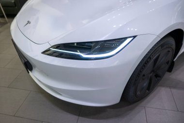 beyaz elektrikli Tesla otomobil modeli 3, tesla motorları Elon Musk, yenilikçi mühendislik, Londra 'da otomotiv endüstrisinde teknolojik gelişmeler - 17 Eylül 2024