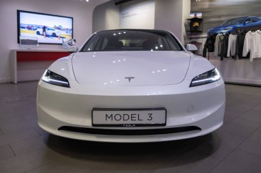 beyaz elektrikli Tesla otomobil modeli 3, tesla motorları Elon Musk, yenilikçi mühendislik, Londra 'da otomotiv endüstrisinde teknolojik gelişmeler - 17 Eylül 2024