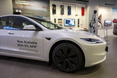 beyaz elektrikli Tesla otomobil modeli 3, tesla motorları Elon Musk, yenilikçi mühendislik, Londra 'da otomotiv endüstrisinde teknolojik gelişmeler - 17 Eylül 2024