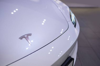 beyaz elektrikli Tesla araba modeli 3 logo, tesla motorları Elon Musk, yenilikçi mühendislik, otomotiv endüstrisinde teknolojik gelişmeler Londra, İngiltere - 17 Eylül 2024