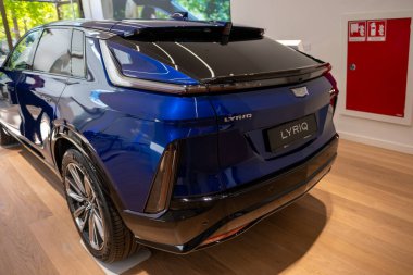 mavi Cadillac Lyriq, premium elektrikli SUV General Motors sergi salonunda, lüks otomotiv endüstrisinde, gelişmiş teknoloji Avrupa 'da, Frankfurt, Almanya - 28 Eylül 2024