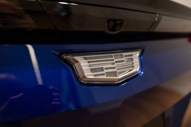 mavi Cadillac Lyriq, premium elektrikli SUV General Motors sergi salonunda, lüks otomotiv endüstrisinde, gelişmiş teknoloji Avrupa 'da, Frankfurt, Almanya - 28 Eylül 2024