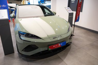 Yeni Sage Green BYD Seal Electric Car ön görünümü, Stüdyoda Çinli üretici, showroom 'da zarif araç, Londra' da otomotiv endüstrisinde yenilik - 22 Mayıs 2024