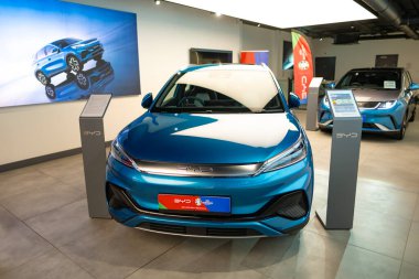 Yeni mavi BYD ATTO 3 Car, Electric Vehicle Chinese BYD üreticisi Studio, Stylish and dynamic C-SUV in showroom, Innovation in automotive Industries show, Londra - 22 Mayıs 2024