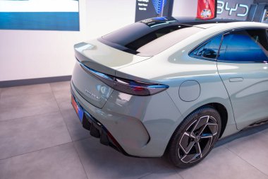 Yeni Sage Green BYD Seal Electric Car arka penceresi, Studio 'da Çinli SUV üreticisi, showroom' da zarif araç, Londra 'da otomotiv endüstrisinde yenilik - 22 Mayıs 2024