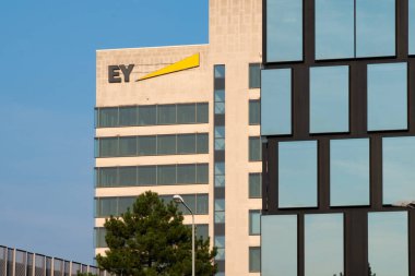 Logosu Ernst ve Young olan çağdaş ofis binası, profesyonel hizmetler Global Limited şirketi, Uluslararası ticaret adı EY, Frankfurt, Almanya - 1 Eylül 2024