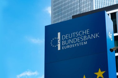 Alman Merkez Bankası Plaketi, Deutsche Bundesbank Eurosystem, Enflasyonun Kontrolü, Merkez Bankası Almanya Frankfurt am Main, Hessen, Almanya - 22 Temmuz 2024
