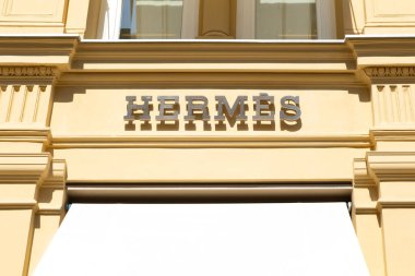 Hermes logosu, Hermes International S.A. markası, Fransız lüks tasarım evi, deri eşyalar, aksesuarlar, ev eşyaları, parfüm, mücevherler, saatler, hazır giyim, Viyana - 1 Ağustos 2024
